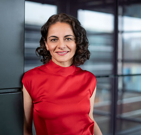 Porträt von Hatice Camdere, Executive Director Value, Access & Policy, Amgen GmbH.